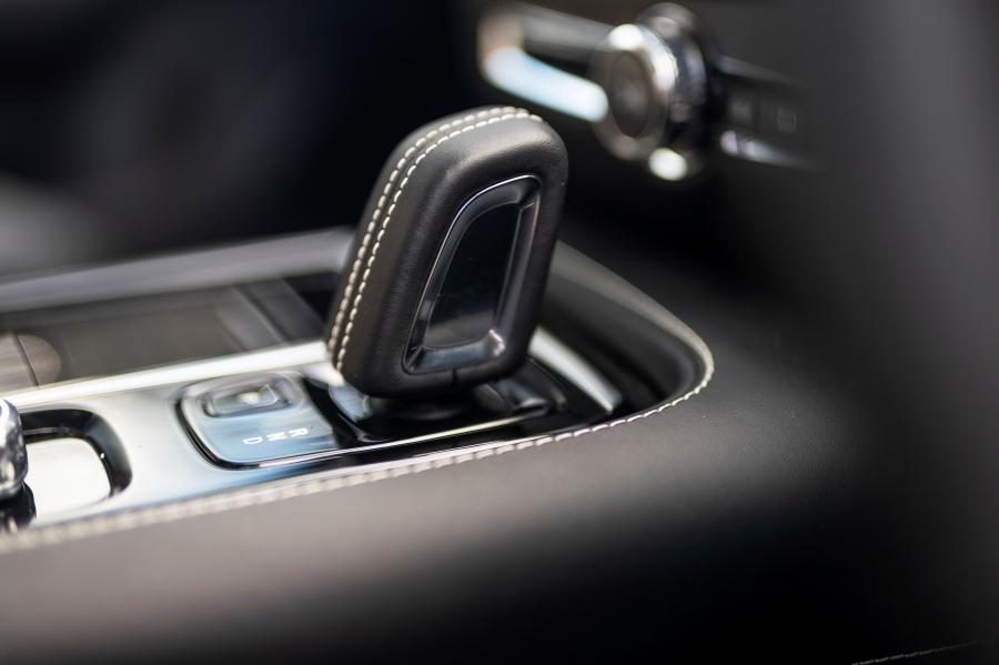 Детали интерьера Volvo V60 T8 Polestar Engineered 2019 года  (UK) (фото 3 из 40)